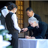 故人は親族・知人が多く、家族以外も参列される